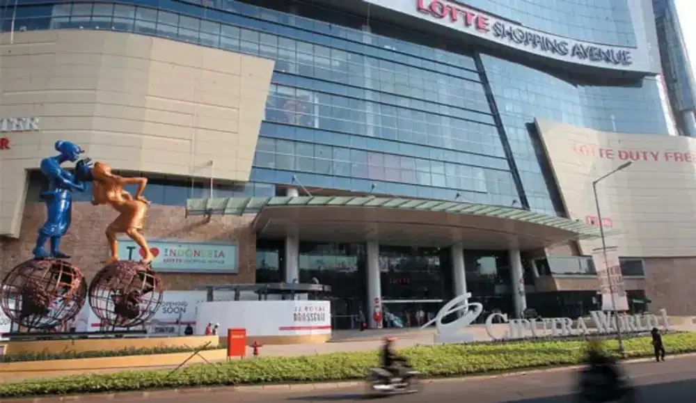 Staff outlet laundry tas baju di lippo mall kemang