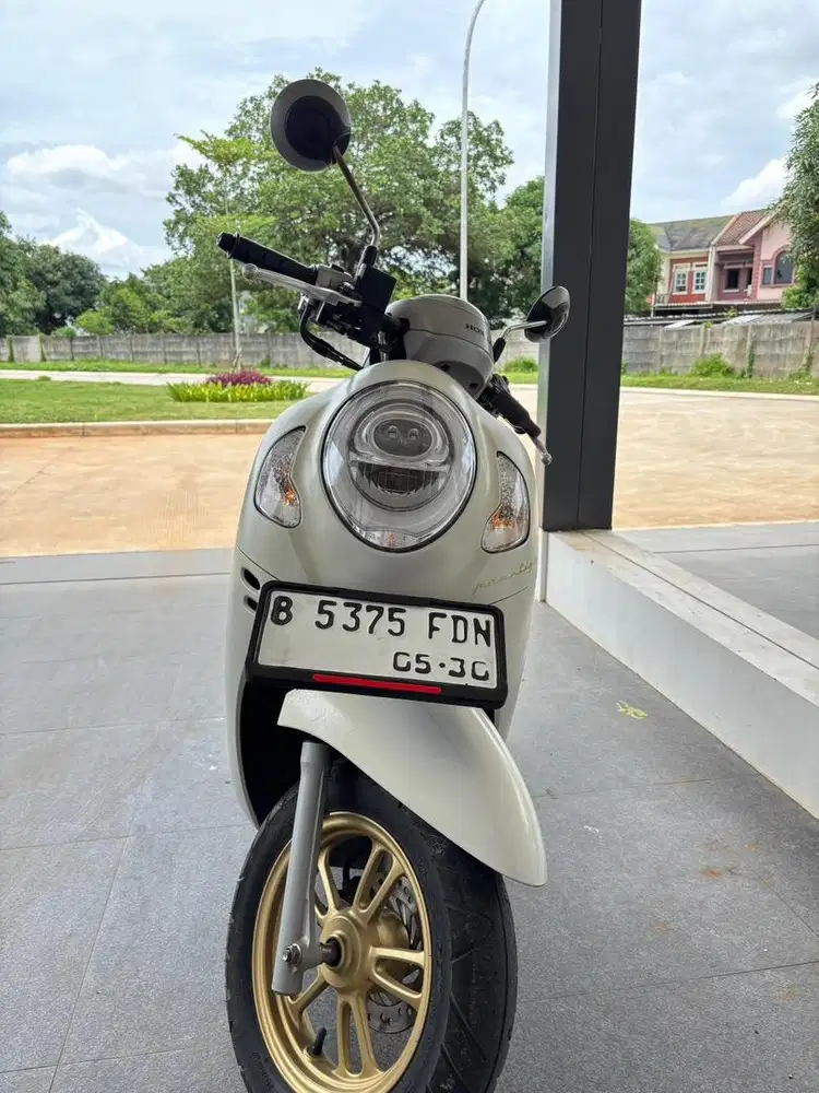 Scoopy prestige putih 2022