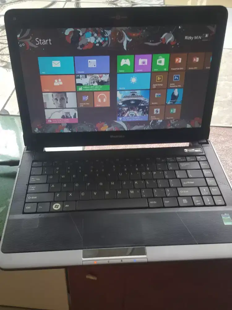 Laptop wearnes 14 inc ,pentium B950,memory 4 gb hardis 500 gb.minus