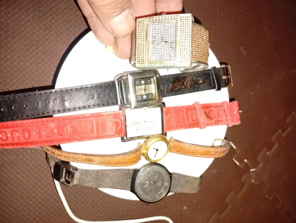 Jam tangan wanita kondisi mati