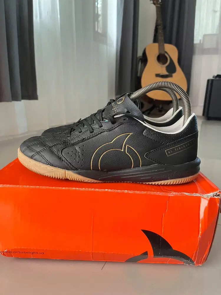 Futsal Ortuseight el tiburon v3 in (black)
