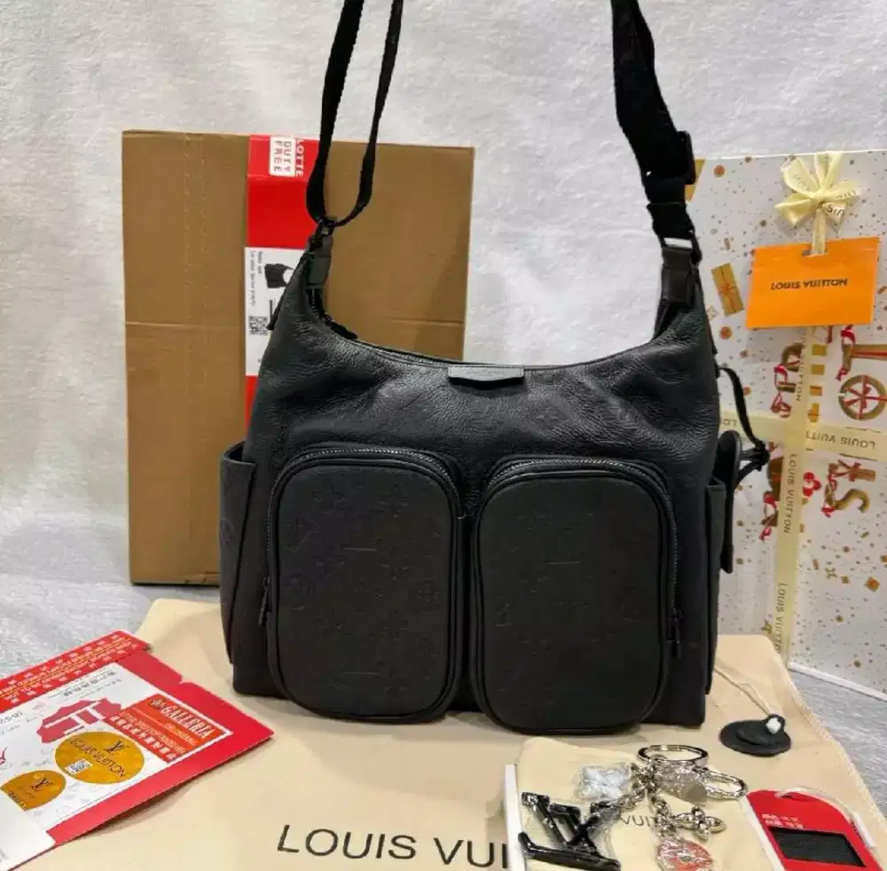 TAS LV HOBO CARGO MONOGRAM EMBOSSED LEATHER