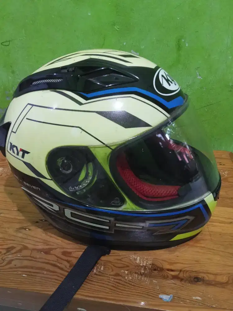 Helm KYT rc7 bekas