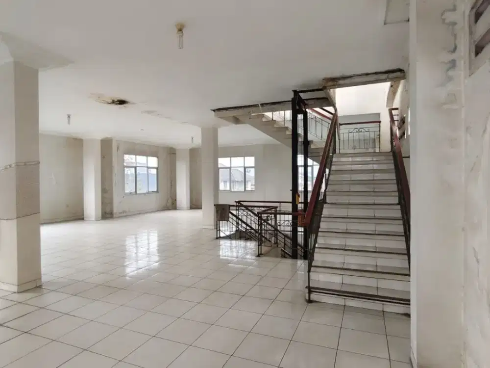 Rumah Besar 3 Lantai Hoek di Singgasana Pradana