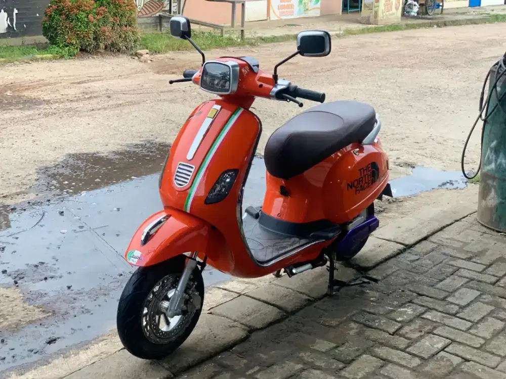 Motor Listrik T3 S siap pakai. Warna Orange. Body mulus original.