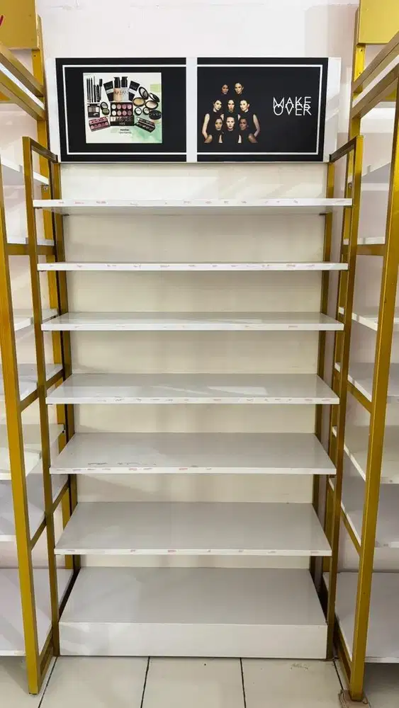 Rak Pajangan Bekas Toko Kosmetik