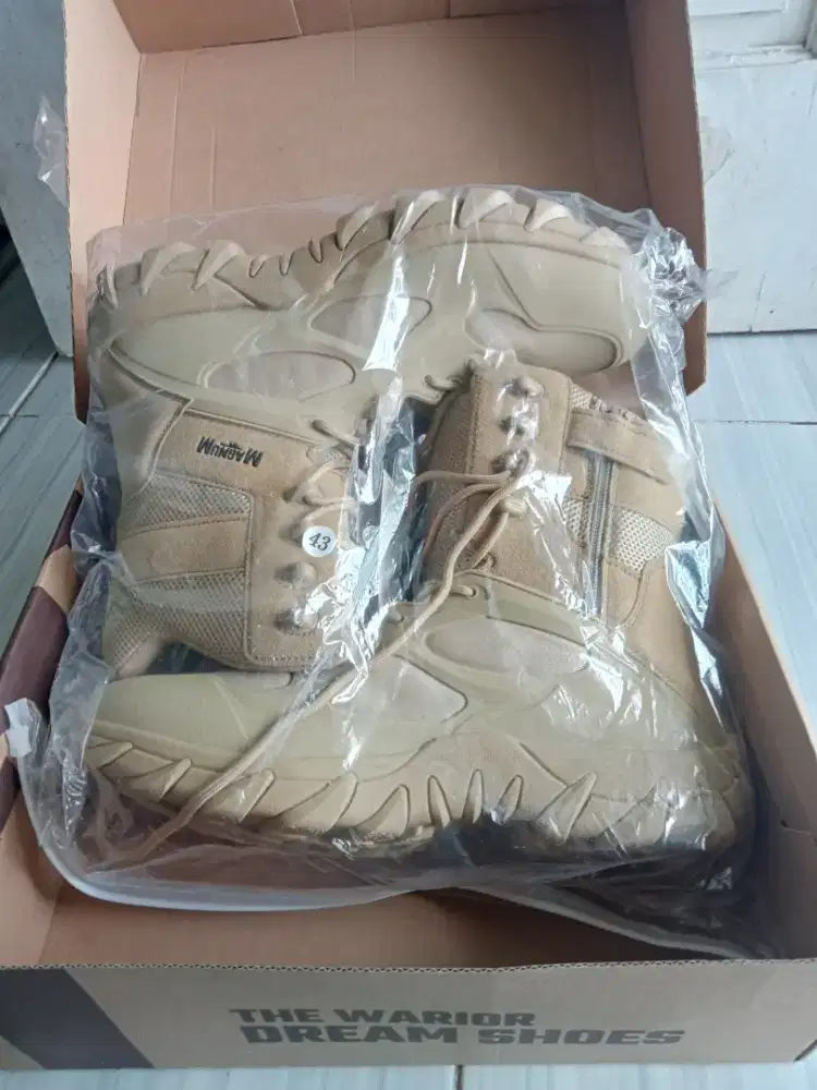 Sepatu tactical cream size 43