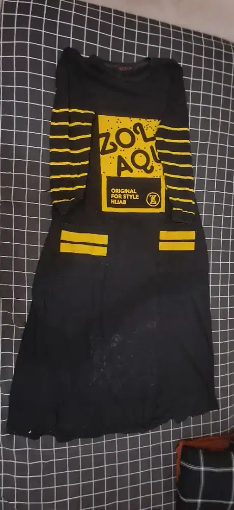 Gamis hitam garis-garis