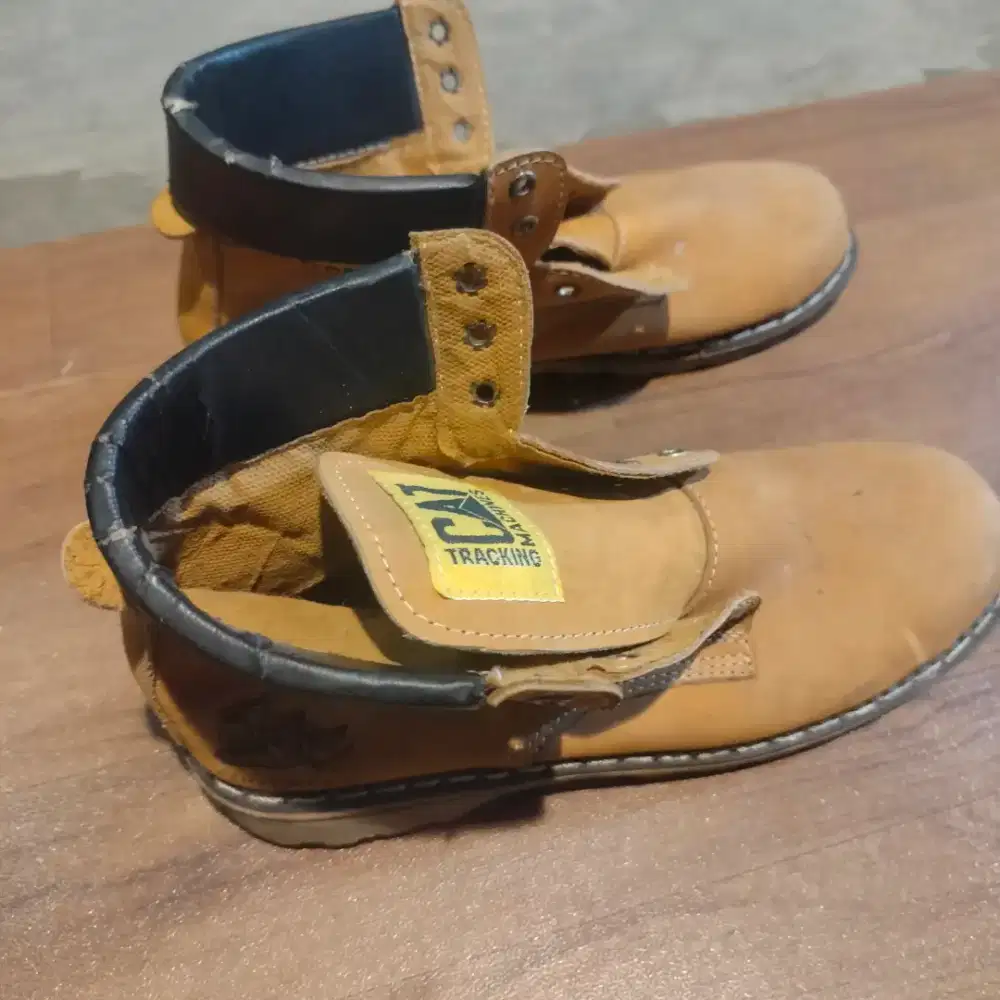 Caterpillar ukuran 42