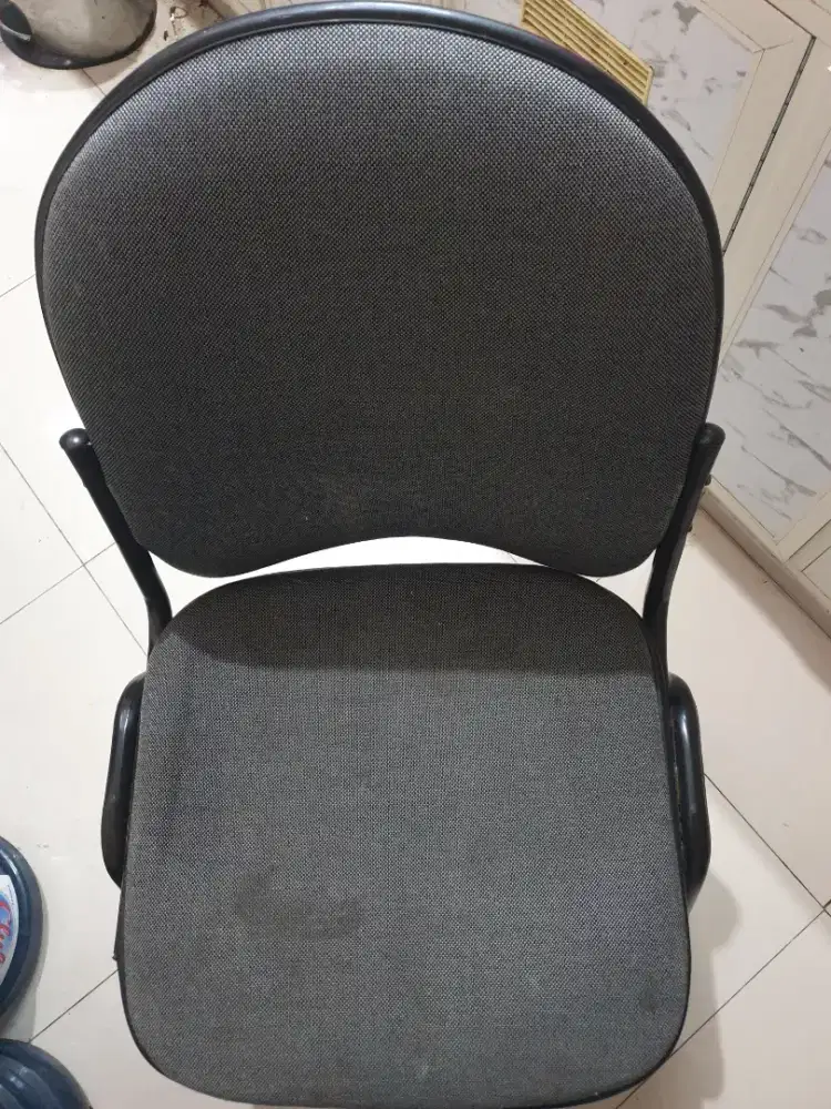 Kursi kaki besi tebal,dudukan empuk.bisa buat meja makan,kantor dll