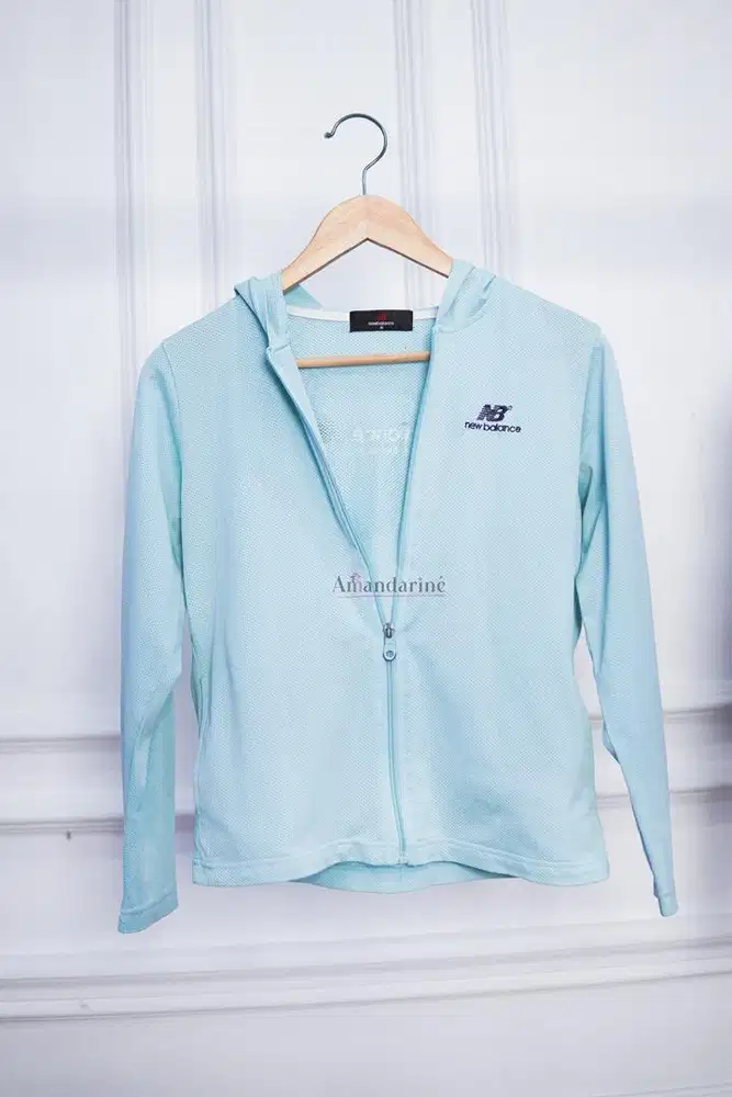 Jaket Windbreaker New Balance Biru Muda