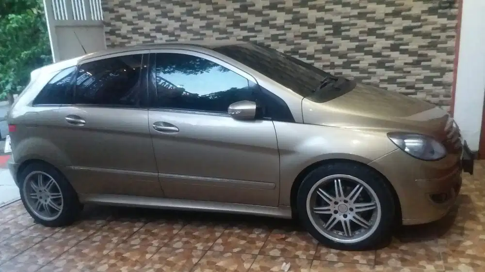Mercedes-Benz B180 2010 Bensin
