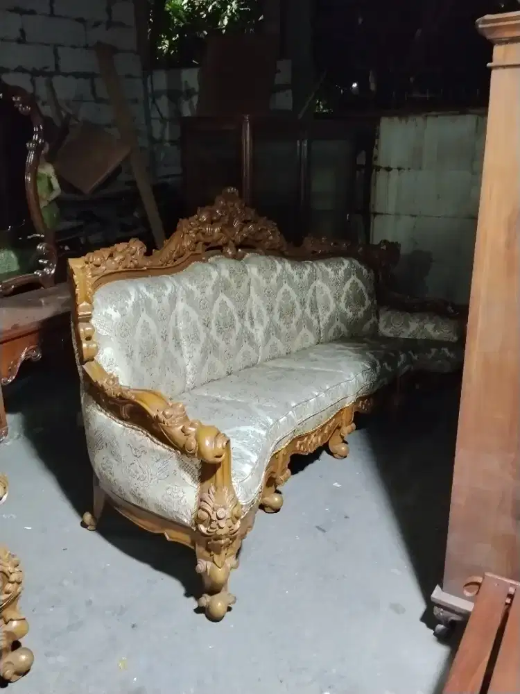 Satu set sofa dan meja, jati. Barang mewah