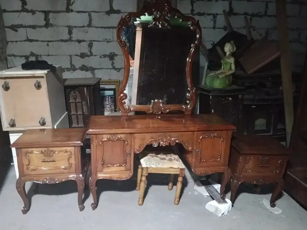 Meja rias jati mulus, dilengkapi box box nya dan kursinya.