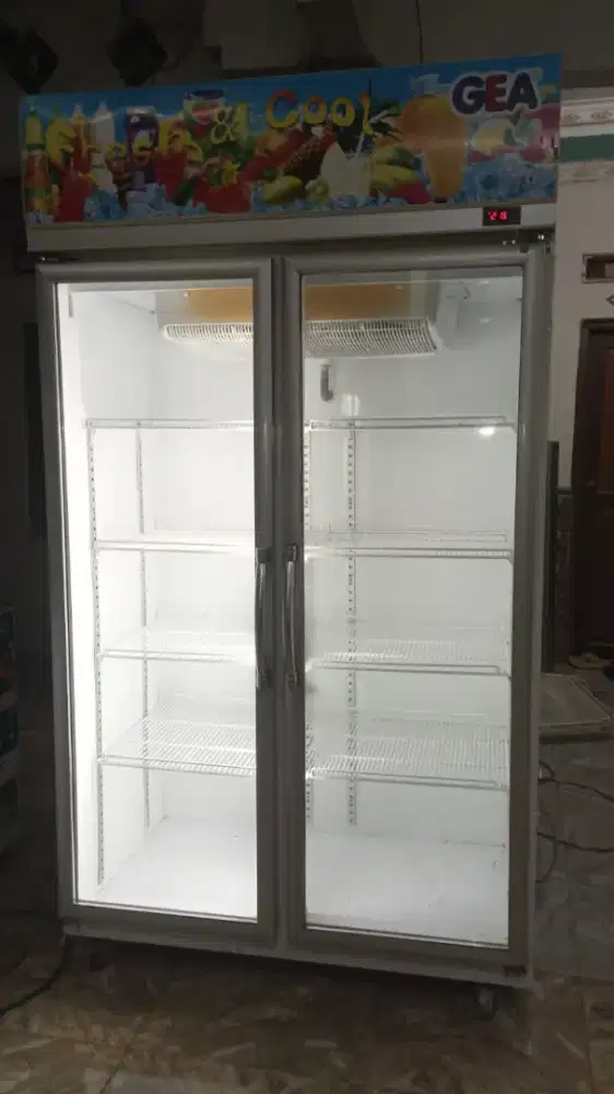 Pendingin minuman, showcase 2 pintu merek GEA