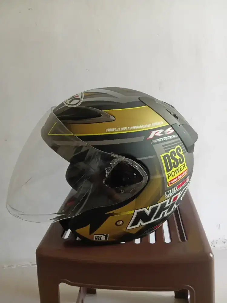 Helm keselamatan untuk berkendara