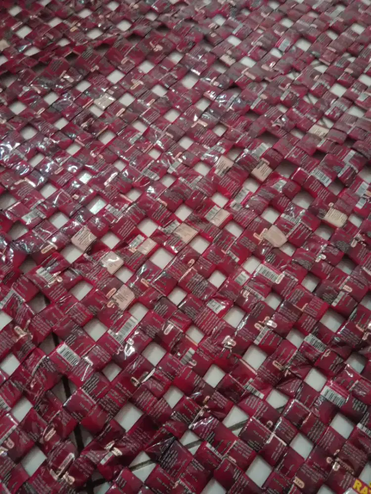 Anyaman Karpet / Tikar dari Bungkus Kopi – Unik & Ramah Lingkungan