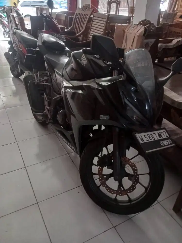Jual murah CBR 150 2019 hitam doff