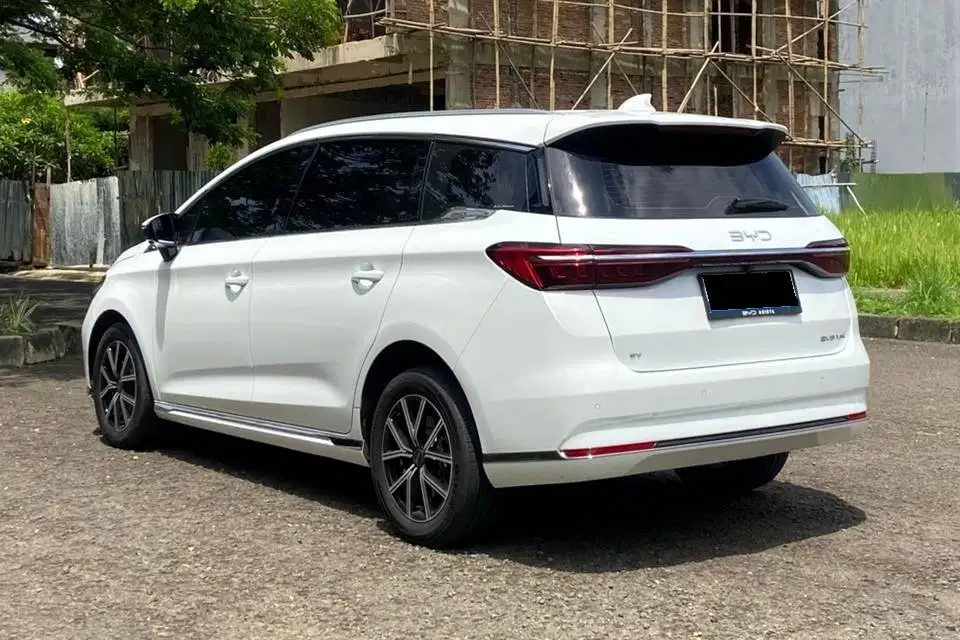 Termurah BYD M6 Superior Panoramic 7 Seater 2024 Putih Full Orisinil