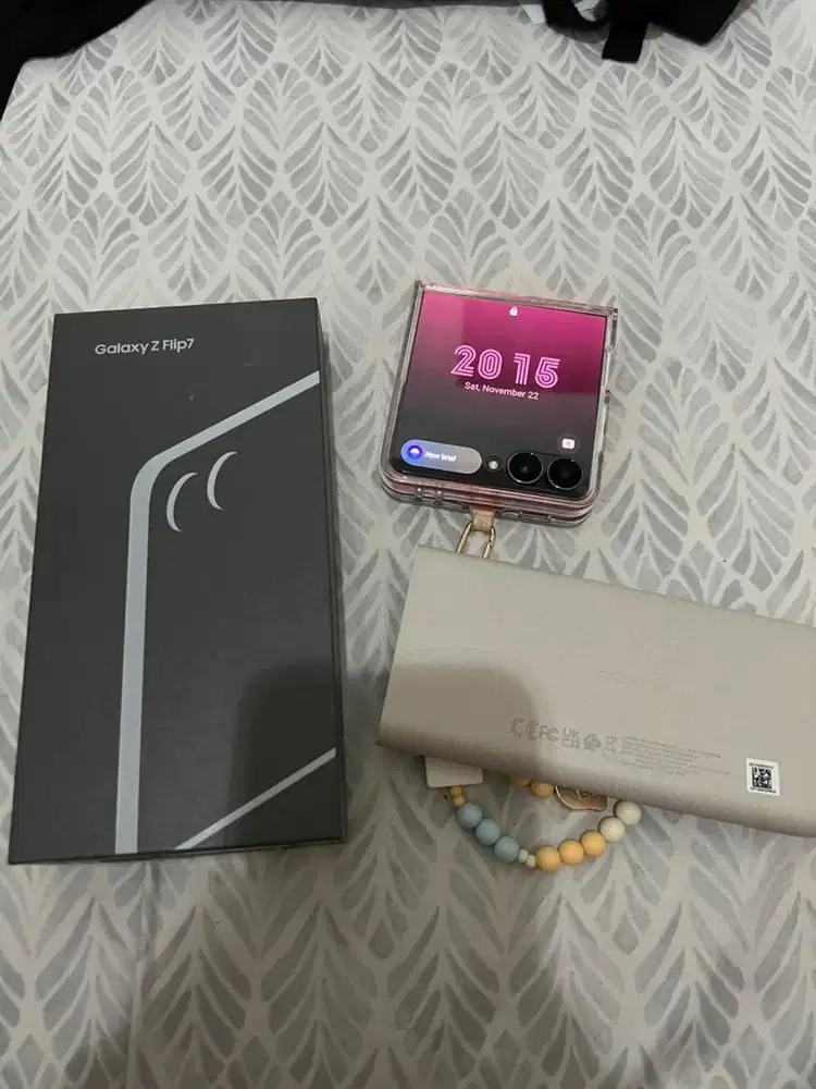 Samsung Z Flip 7 // 256gb // coralred FREE powerbank