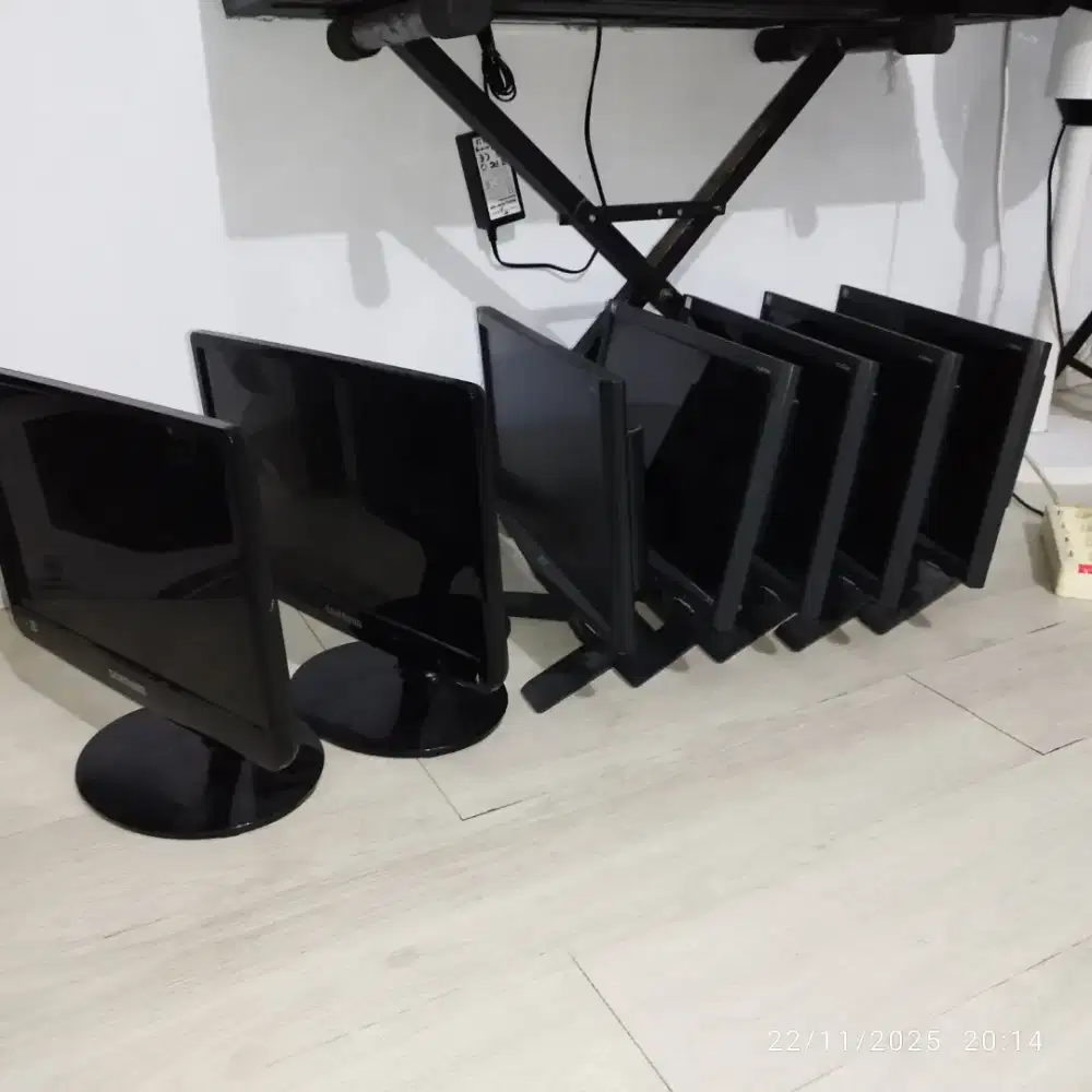 Monitor bekas kantor 16  kondisi normal Acer & samsung