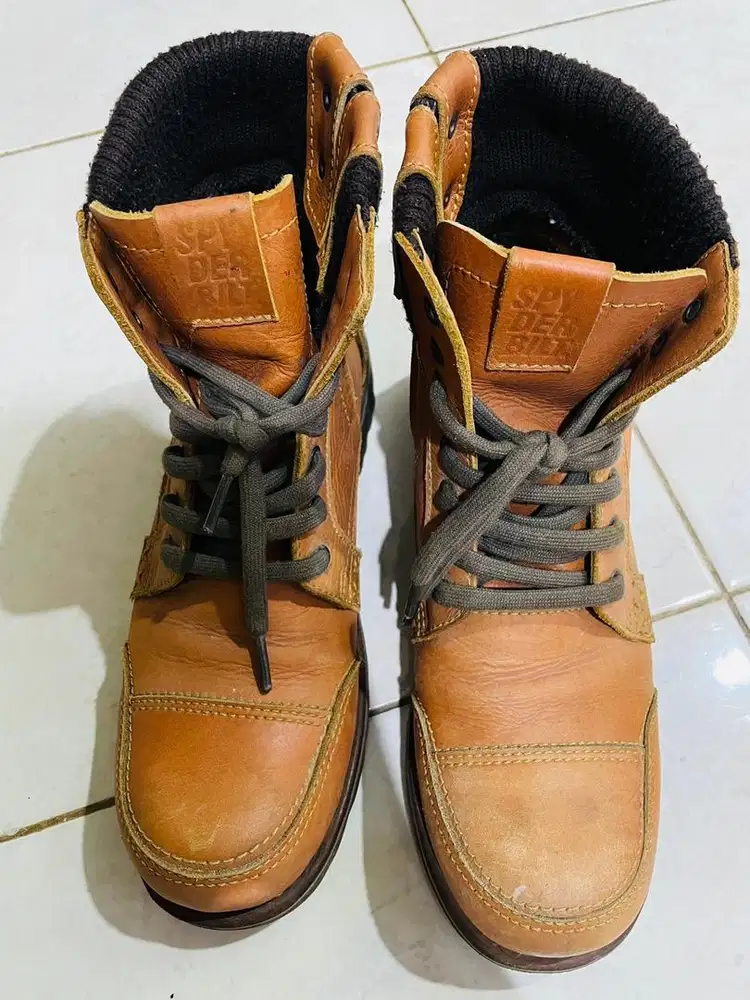 Sepatu boots kulit pria