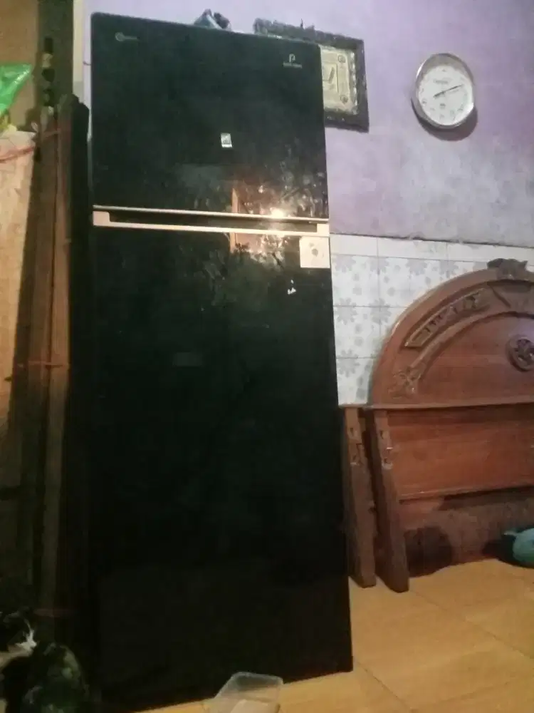 Lemari es Polytron bekas