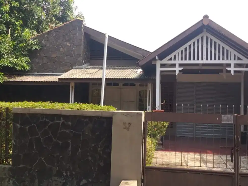 Rumah Hook Halaman Luas Di Bina Marga Jakarta Timur