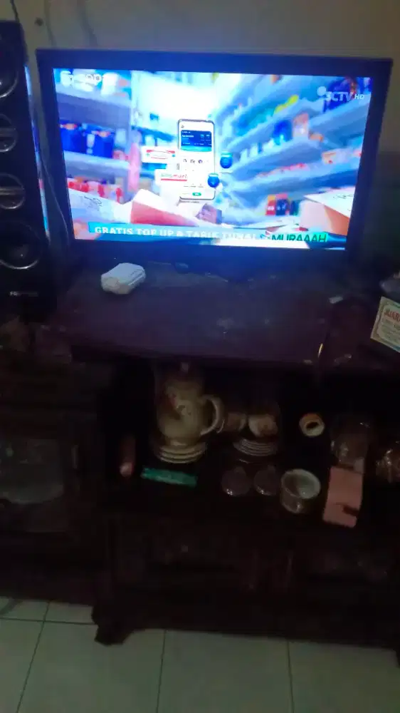 Dijual TV flat bekas. 16 inci