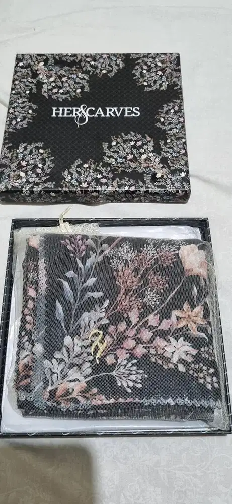 Kerudung / Scarf Premium Her Scarves – Baru Dalam Box