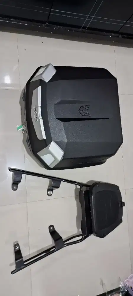 BOX Motor Merk GIVI 4,2 Liter dan Breket Merk Kucay