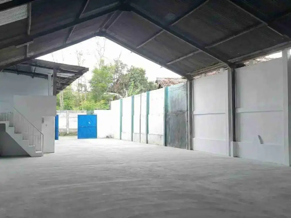 Di sewakan murah dkt terminal palur solo cocok expedisi paket