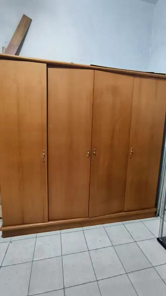 Lemari pakaian bekas