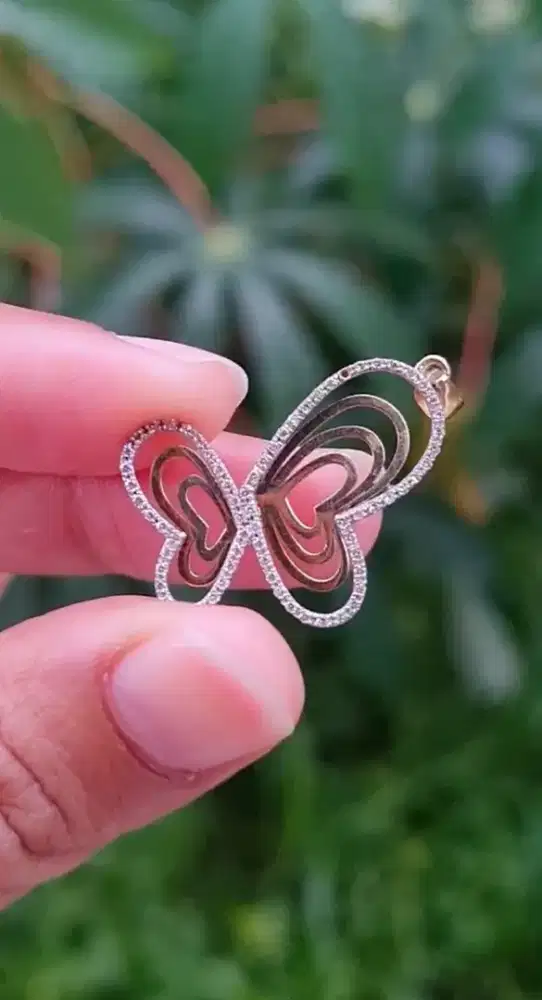 Liontin Emas 750 Motif Love Berlian 69 Butir – Elegan & Berkilau