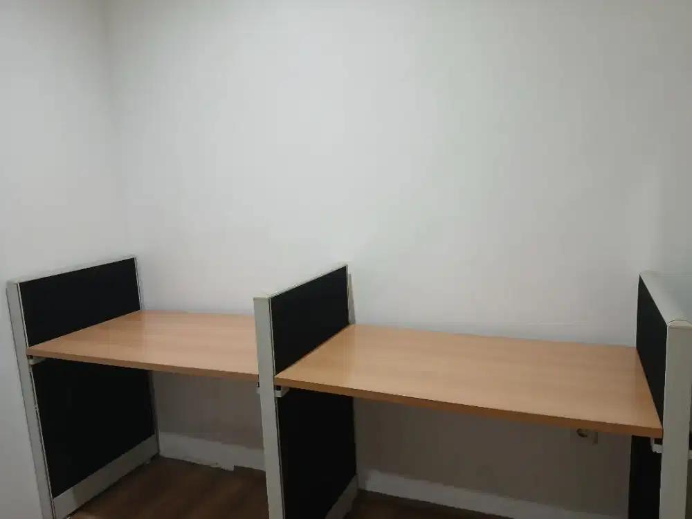 meja kantor staff model sekat