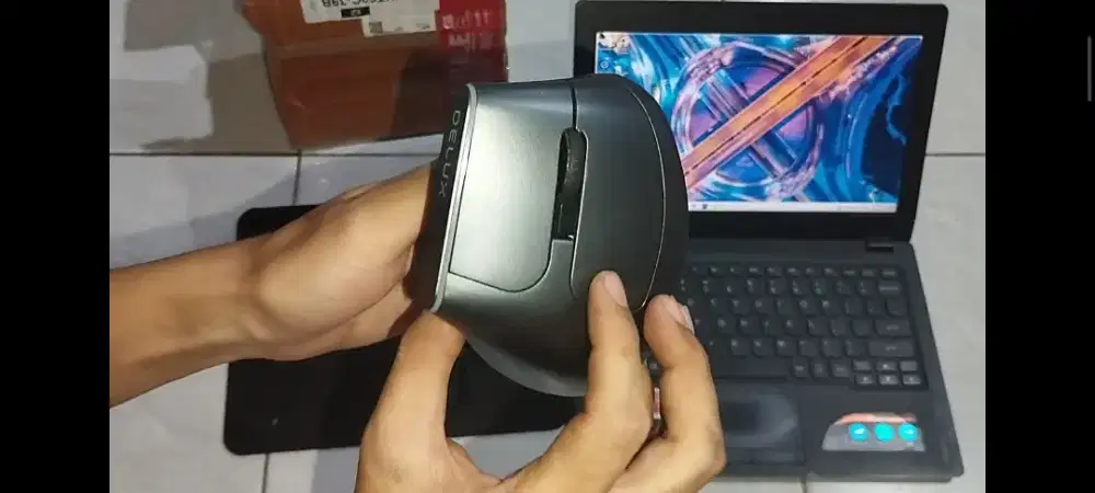 Ergonomic Vertical Silent Mouse - Delux M618D kondisi cuma batre drop