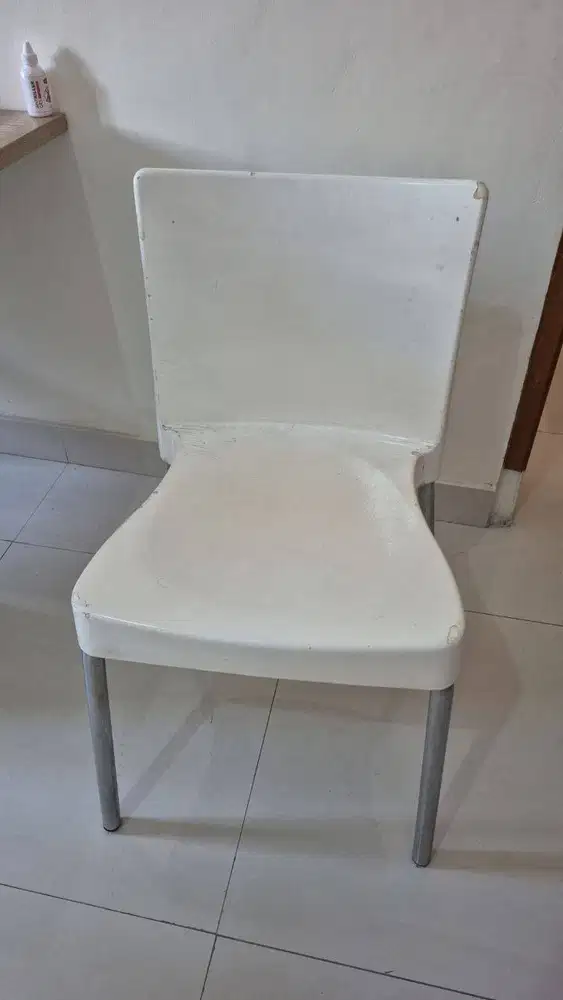 Dijual Bangku plastik besi warna putih second hand 2 unit