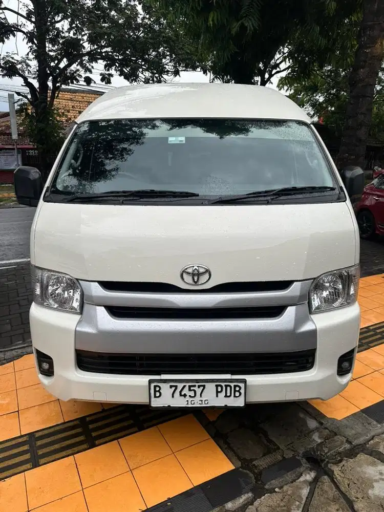 Hiace Commuter Like New