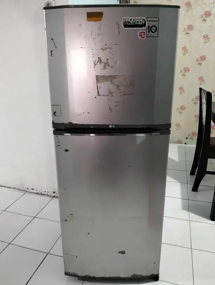 Dijual 1 unit kulkas 2 pintu merk LG