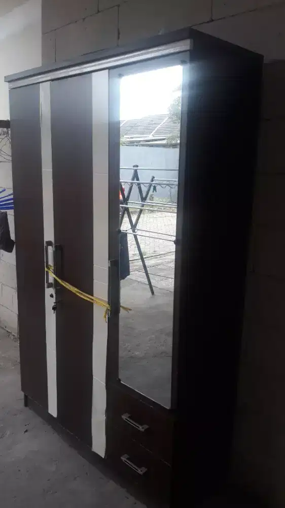 Lemari pakaian 3 pintu