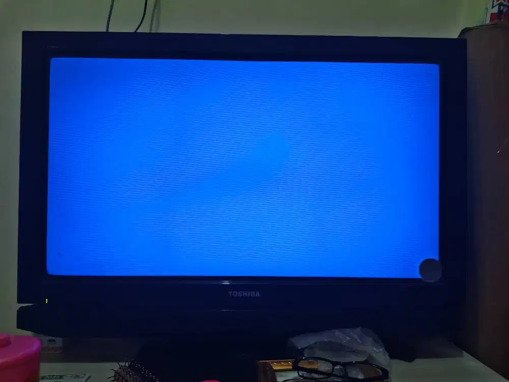 TV Toshiba 32PB2E kondisi LCD ada bentol hitam dibawah..