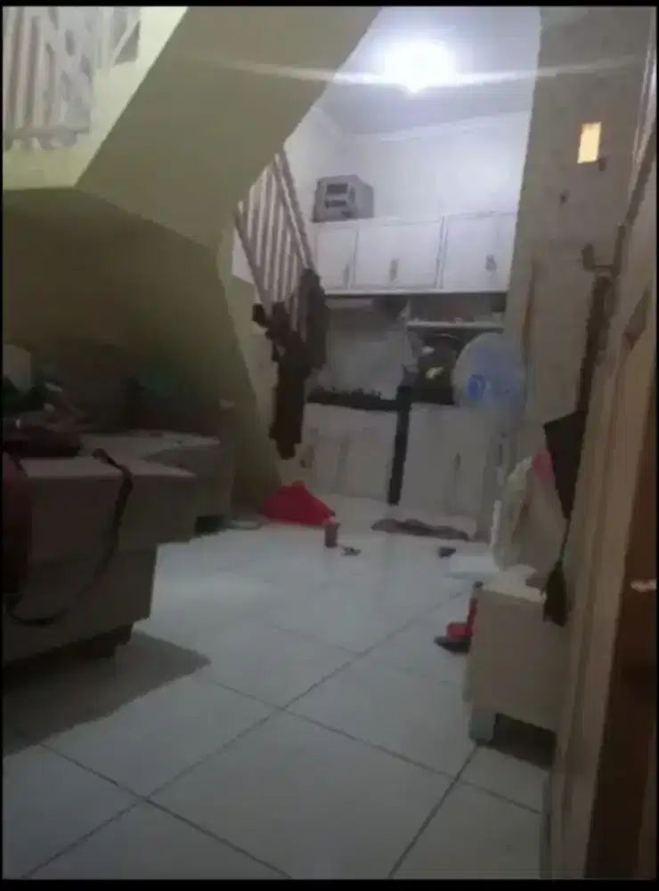 Rumah dalam gang tiga lantai