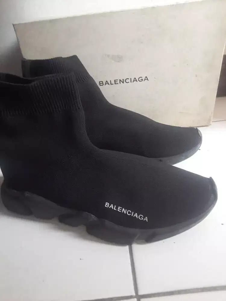 Sepatu BALENCIAGA