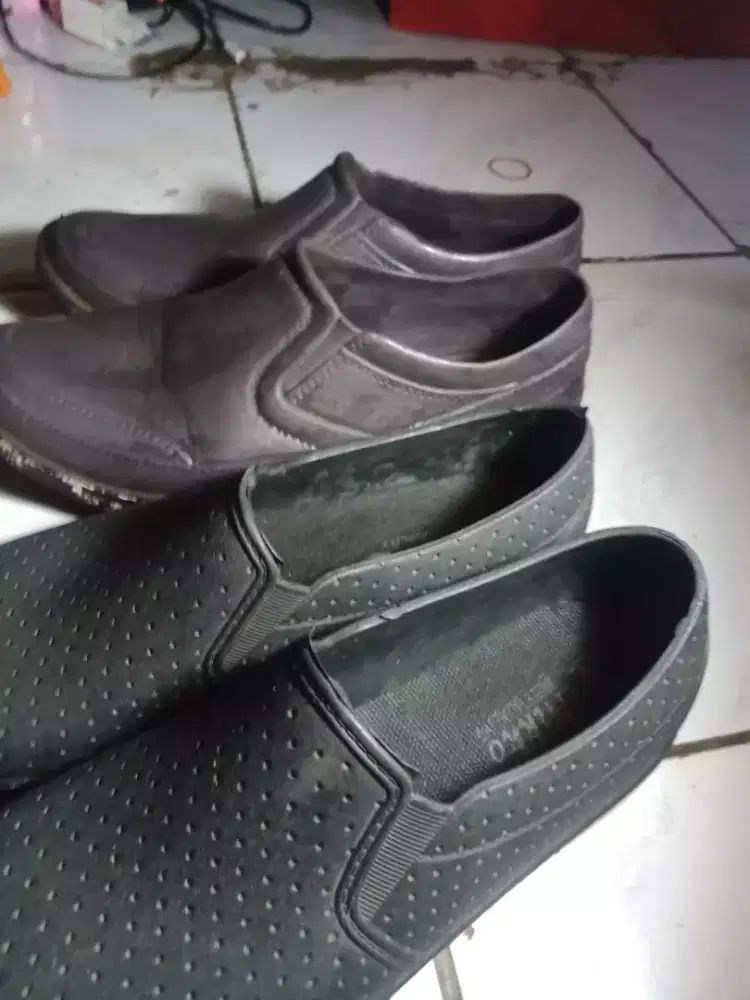 Jual sepatu karet 2 pasang 25rb size 41 semua masih bagus