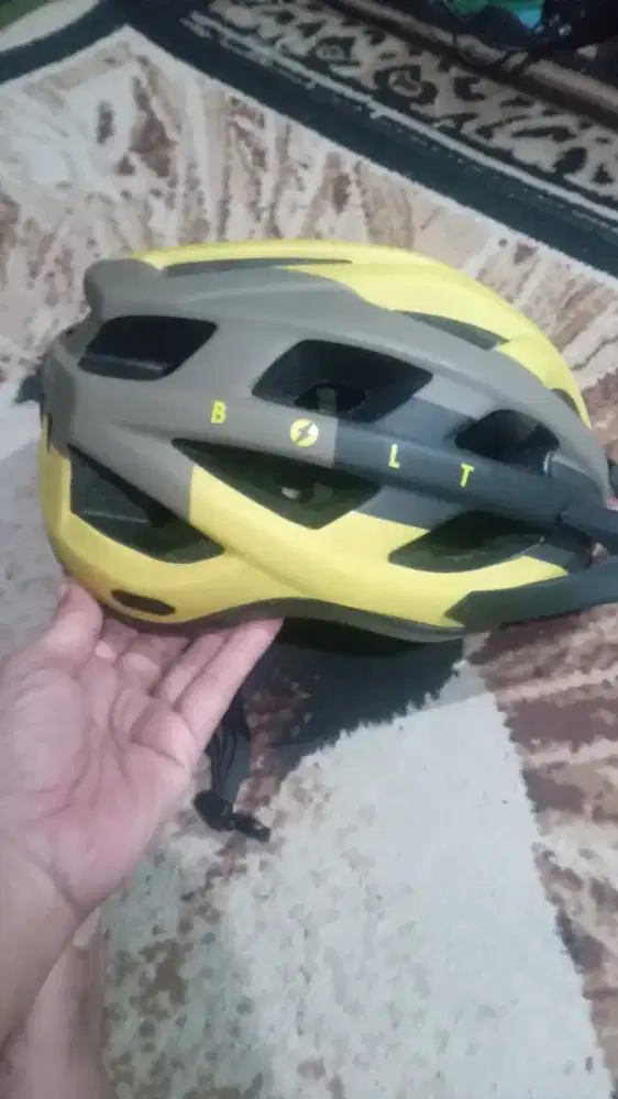 Helm bekas masih bagus dan utuh