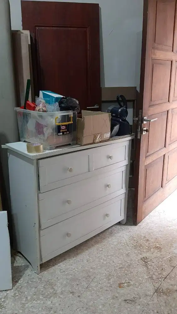 Lemari Pakaian 4 laci