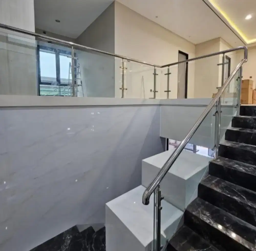 Reling tangga stanlis kaca