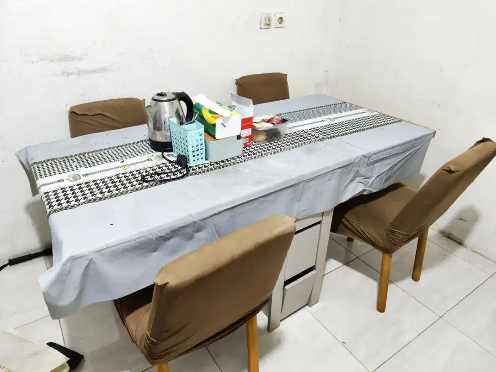 Meja Makan 4 Kursi
