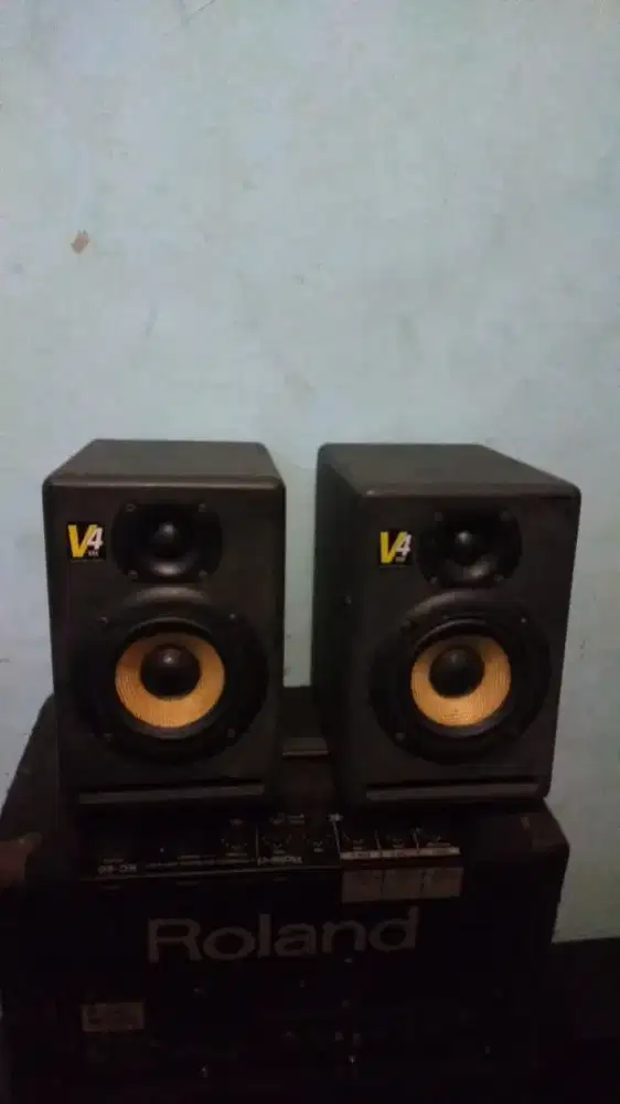 Sepasang monitor studio aktif V4
