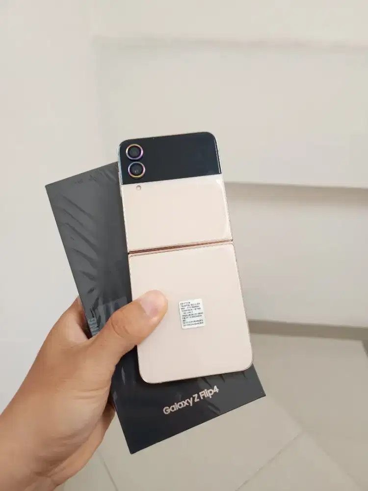Samsung Galaxy Z Flip 4 Ram 8GB/256GB Gold